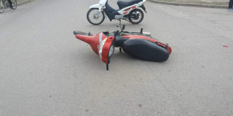 Un menor en moto resultó herido al impactar contra un auto en San Genaro