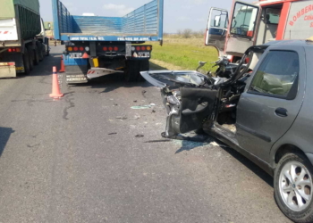 Una persona quedó atrapada al chocar contra un camión en Ruta 34