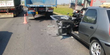 Una persona quedó atrapada al chocar contra un camión en Ruta 34