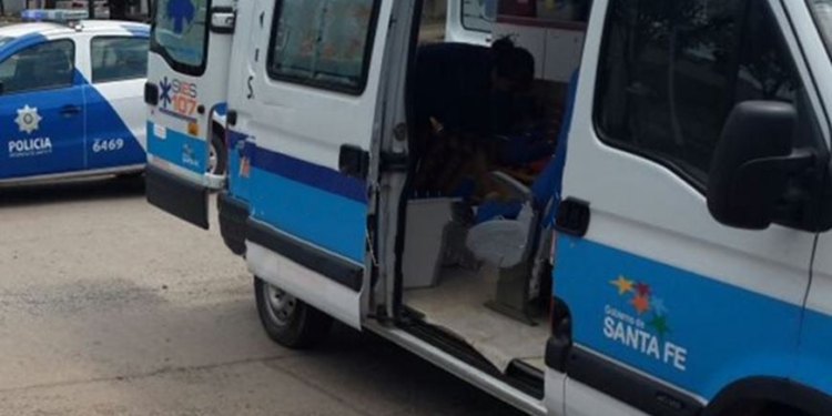 Un abuelo en un auto y una mujer en moto impactaron en San Genaro