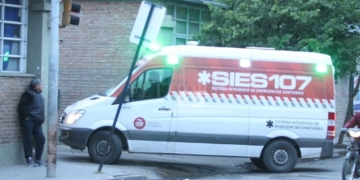 Una  mujer grave al chocar en su moto contra un auto