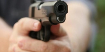 Múltiples disparos desde un auto dejaron a un joven herido