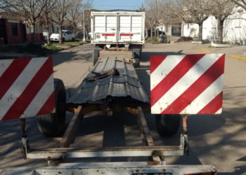 Un camión con remolque y una moto colisionaron en pleno centro de Maciel