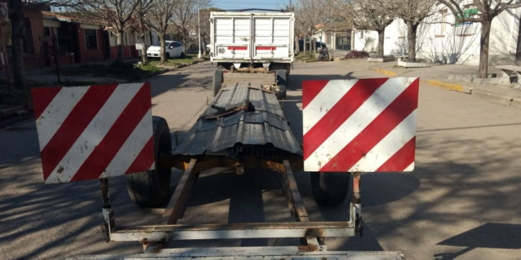 Un camión con remolque y una moto colisionaron en pleno centro de Maciel