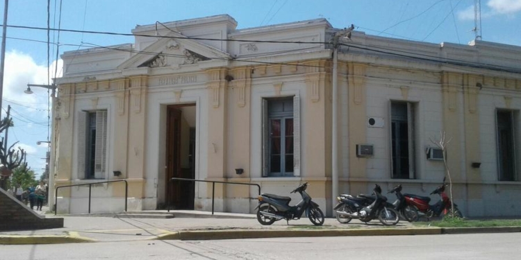 Dos hombres interceptaron a una joven en la puerta de su casa y le robaron dinero