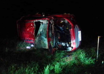Un auto volcó entre San Genaro y Diaz y terminó dentro del campo