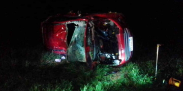 Un auto volcó entre San Genaro y Diaz y terminó dentro del campo