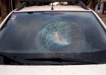 Otra vez los tirapiedras en autopista: un conductor se salvó de milagro