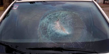 Otra vez los tirapiedras en autopista: un conductor se salvó de milagro