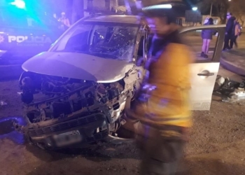 Dos jóvenes de Andino chocaron contra un árbol en Serodino y sufrieron heridas