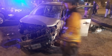 Dos jóvenes de Andino chocaron contra un árbol en Serodino y sufrieron heridas