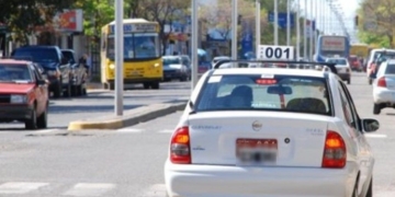 Asaltó a un taxista con un destornillador y su padre lo entregó a la policía