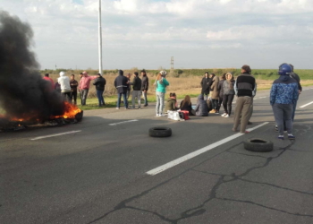 Protesta de empleados municipales de Coronda sobre la autopista