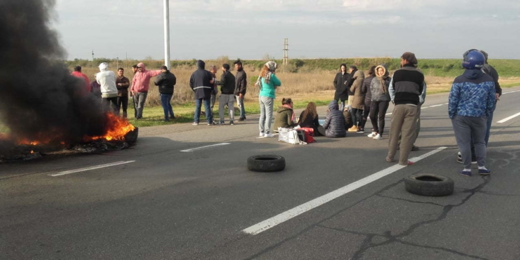 Protesta de empleados municipales de Coronda sobre la autopista