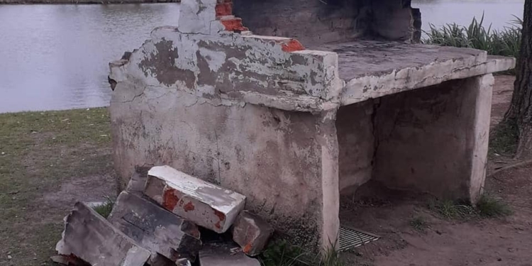 Vandalismo puro: destrozaron los asadores del Parque y Lago San Genaro