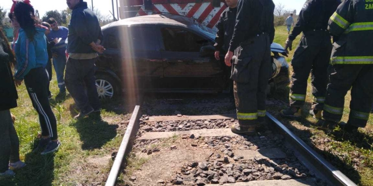 Milagro en la región: madre e hijo fueron arrastrados por el tren