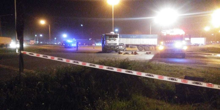 San Genaro: dos personas murieron en un trágico siniestro entre un auto y dos camiones