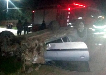 Un joven impactó su auto contra una vivienda y volcó