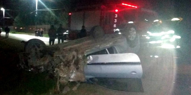 Un joven impactó su auto contra una vivienda y volcó