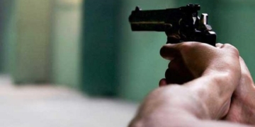 Una bala perforó el pantalón de una suboficial atacada por un delincuente
