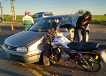 Giró en U sobre autopista e impactó contra una moto con dos ocupantes