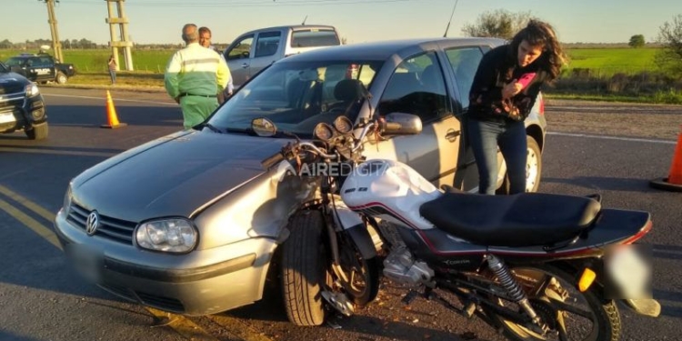 Giró en U sobre autopista e impactó contra una moto con dos ocupantes