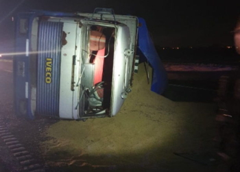 Un camión volcó en autopista tras evitar colisionar con un auto
