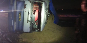 Un camión volcó en autopista tras evitar colisionar con un auto