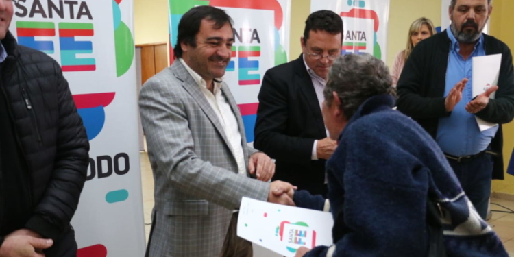 Entregaron escrituras a 71 familias de Maciel, Monje, Díaz y diversas localidades de la región