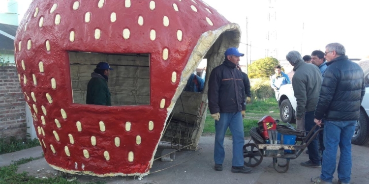 Instalaron una particular garita de colectivos en la Capital de la Frutilla