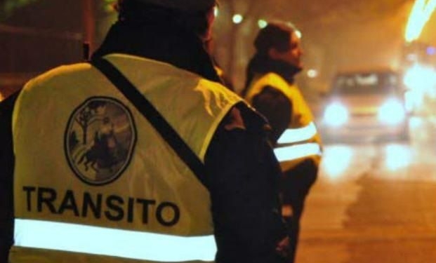 Inspector y motociclista terminaron en el hospital tras un confuso episodio