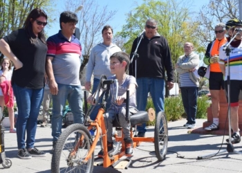 Maciel: un vecino creó una bici adaptada y sorprendió a un niño