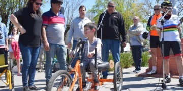 Maciel: un vecino creó una bici adaptada y sorprendió a un niño