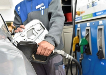 El gobierno autorizó un nuevo aumento de combustibles y dejó sin efecto el congelamiento