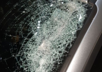 Pudo ser tragedia: le reventaron el parabrisas en la autopista