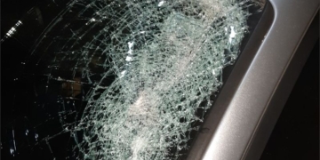 Pudo ser tragedia: le reventaron el parabrisas en la autopista