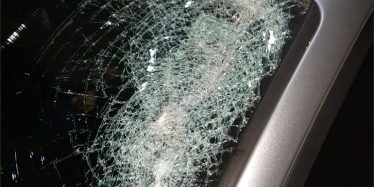 Pudo ser tragedia: le reventaron el parabrisas en la autopista
