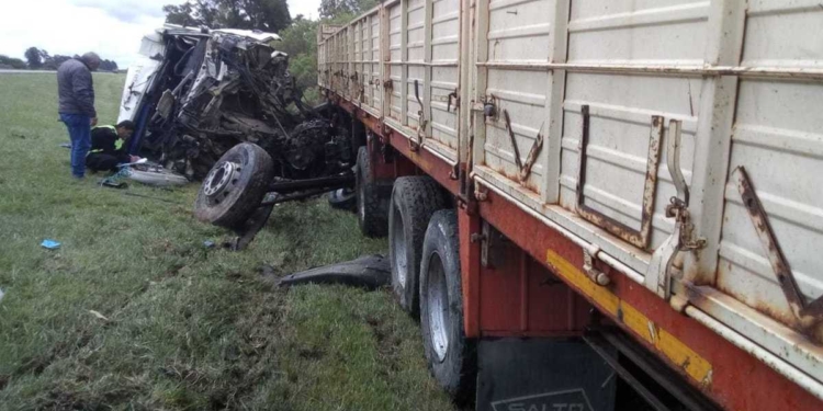 Autopista: camionero debió ser rescatado tras un grave accidente en Monje