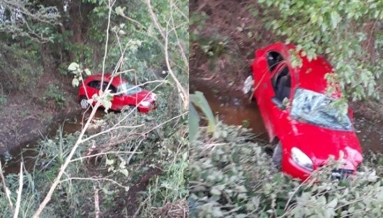 Un vecino de Barrancas volcó con su auto camino a Puerto Aragón