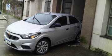 Un auto terminó incrustado en el ingreso a la Clínica de Barrancas