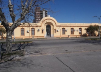 Una mujer dejó sola a su hija de dos años y debió ser rescatada por un balcón