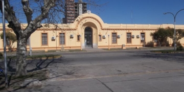 Una mujer dejó sola a su hija de dos años y debió ser rescatada por un balcón