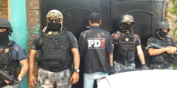 Detuvieron a un hombre que disparó contra una mujer policía y secuestraron armas