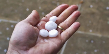 Madrugada de lluvia, rayos y granizo en la región: cómo seguirá el tiempo