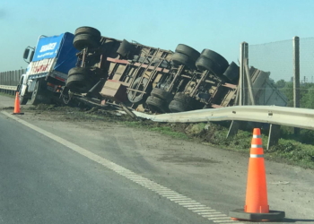 Un camionero se salvó de desbarrancar junto a su camión en autopista