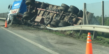 Un camionero se salvó de desbarrancar junto a su camión en autopista