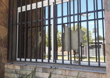 Lo despidieron y reventó los vidrios de la Comuna de Maciel