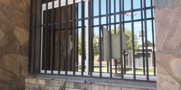 Lo despidieron y reventó los vidrios de la Comuna de Maciel