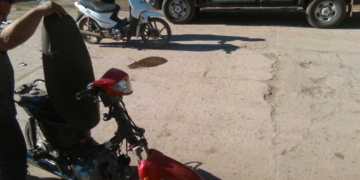 Viajaban sin casco y sufrieron un accidente en una esquina de San Genaro