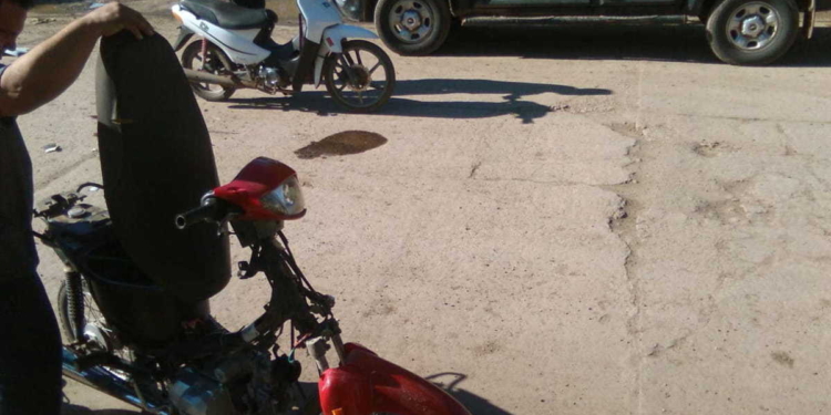 Viajaban sin casco y sufrieron un accidente en una esquina de San Genaro